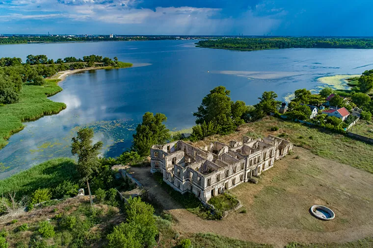 Руины имения
