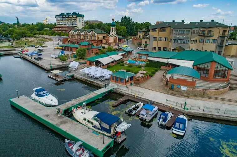 Яхт-клуб у Каховке