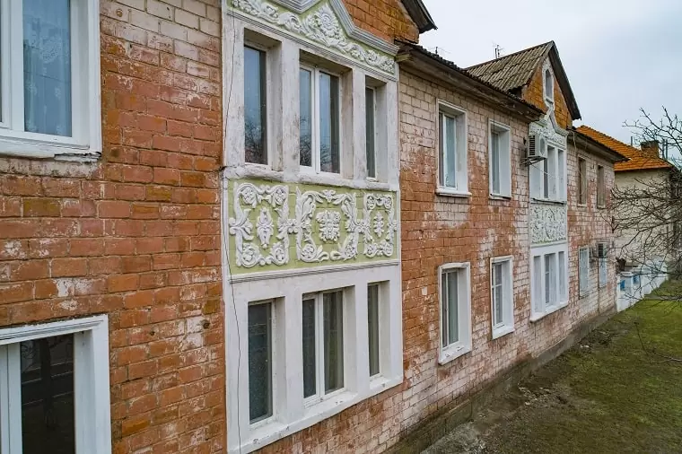 Embroideries on houses