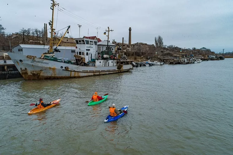 Winter trip by kayaks
